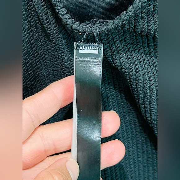 VICTORIA'S SECRET SWIM
Crinkle Scoop One-Piece Swimsuit size L NWT - Picture 9 of 11